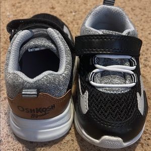 Oshkosh boys 5M shoes